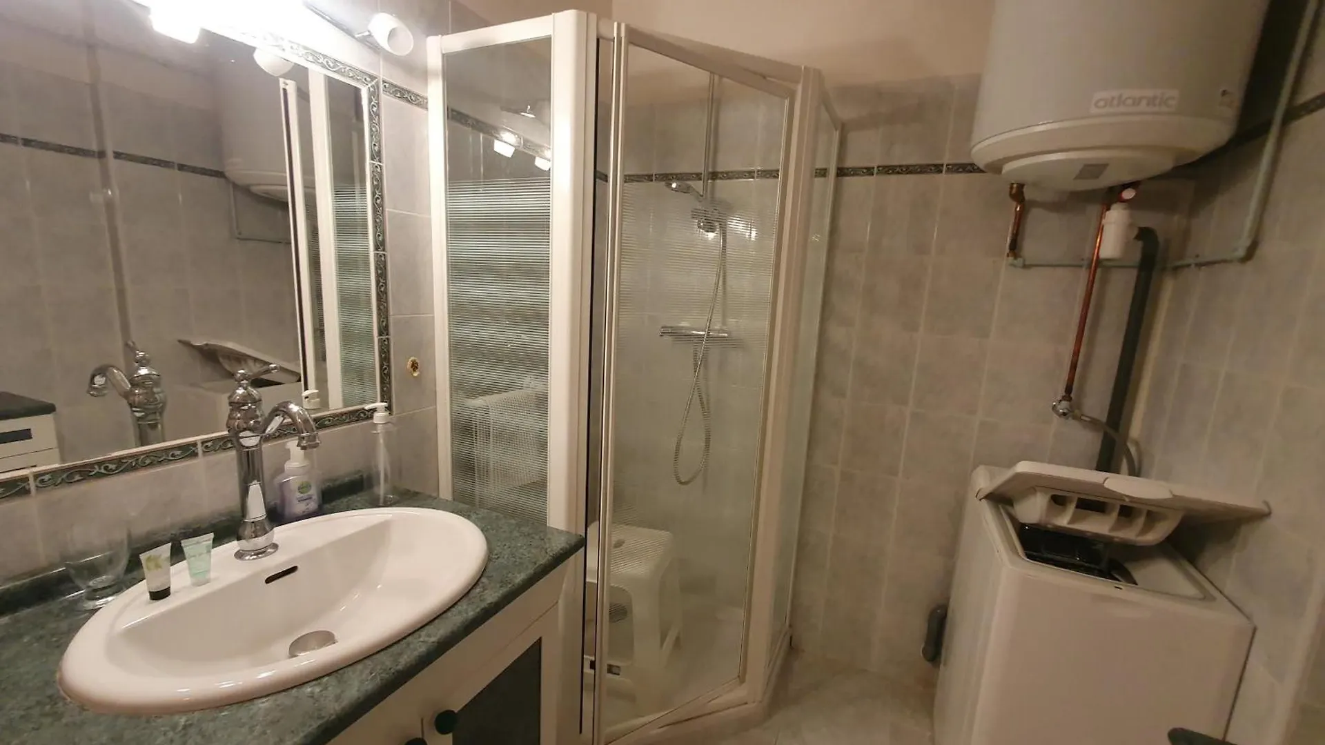 Beautiful Family Apartment In 카발레르쉬르메르 0*,